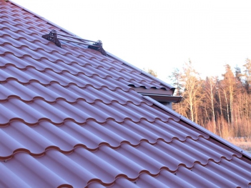 Металлочерепица кредо 0,45 PE с пленкой RAL 3005 красное вино
